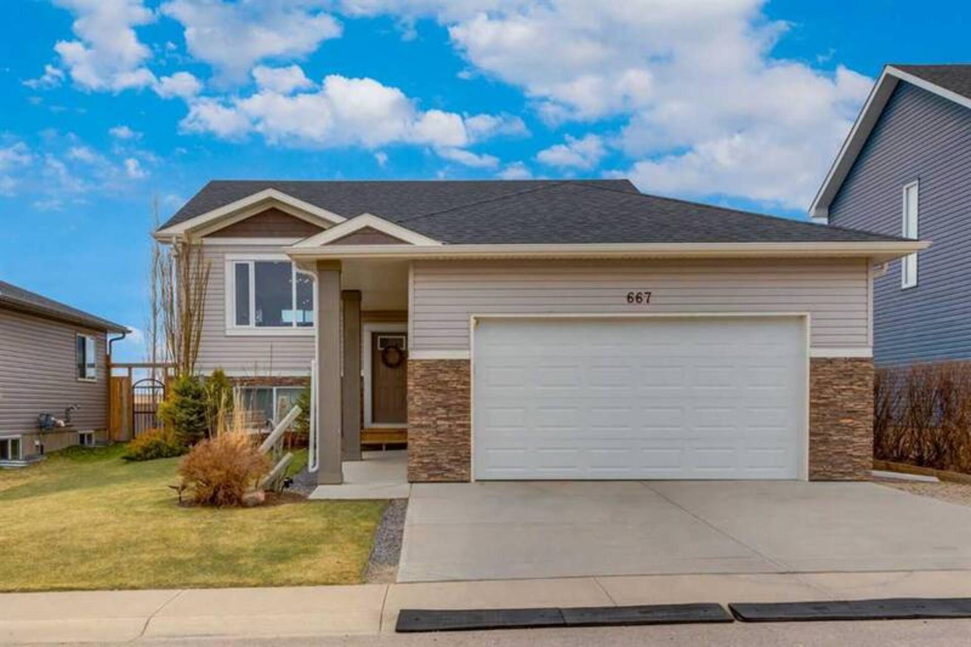 667 West Highland Crescent Carstairs