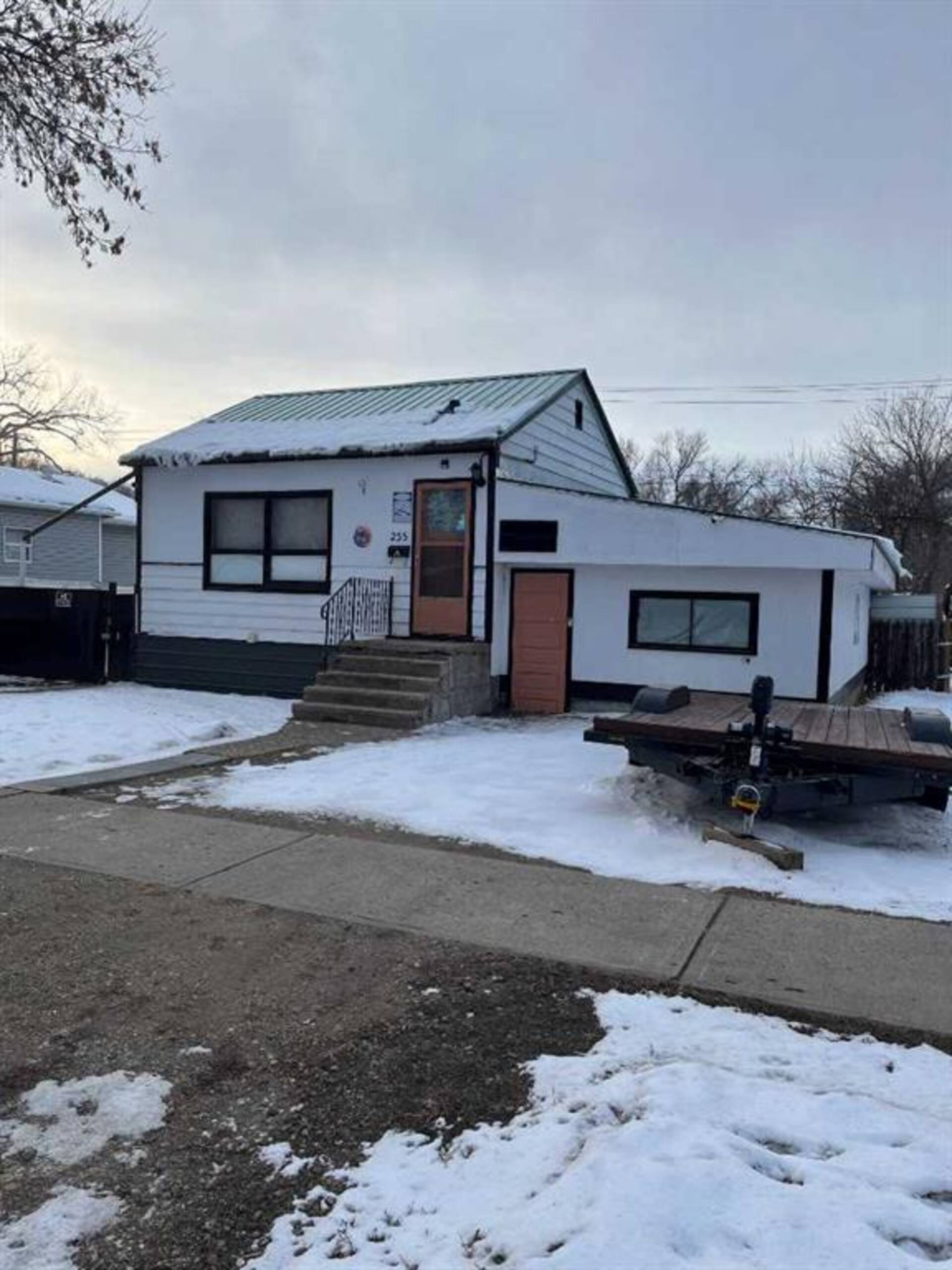 235 3 Street NW Medicine Hat